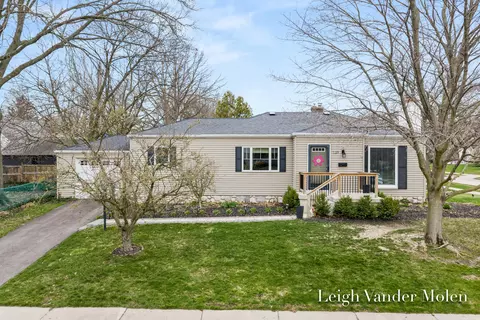 1129 Kenesaw Dr SE, East Grand Rapids, MI 49506