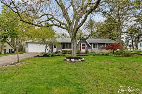 697 Morningside Dr, Holland, MI 49423