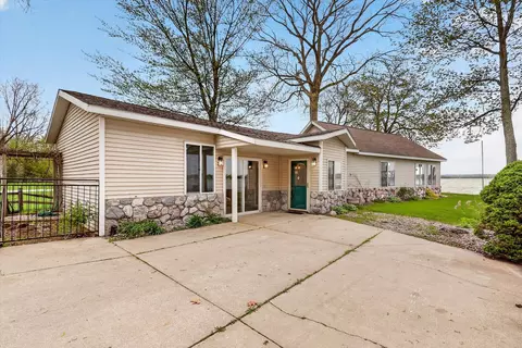 13117 Lakeshore Dr, Shelbyville, MI 49344
