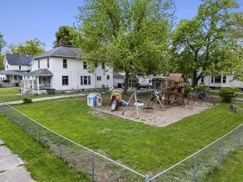 142 S West St, Hillsdale, MI 49242