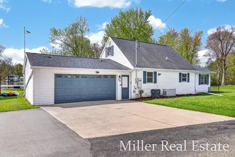 32 B Dr, Hastings, MI 49058