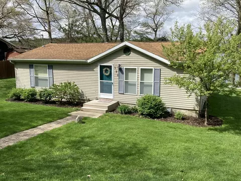 308 Lake Shore Dr, Cassopolis, MI 49031