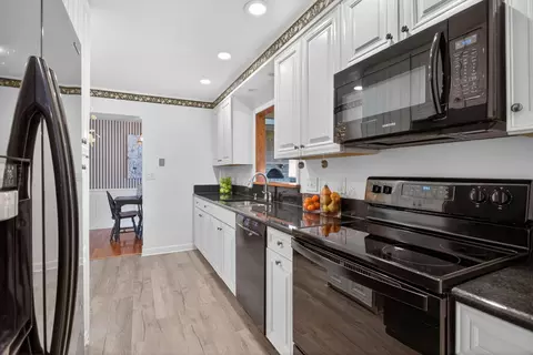 Kitchen - 1616 Cascade Ct, Jackson, MI 49203 photo 3 of 4