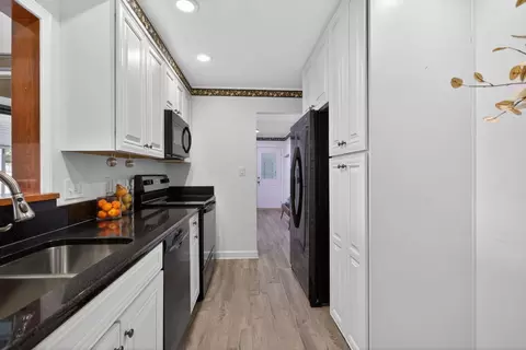 Kitchen - 1616 Cascade Ct, Jackson, MI 49203 photo 2 of 4