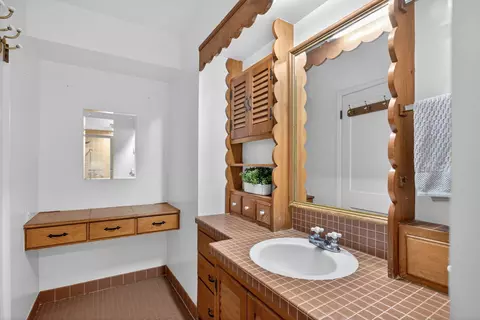 Bath - 1616 Cascade Ct, Jackson, MI 49203 photo 3 of 5