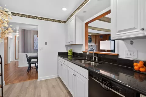 Kitchen - 1616 Cascade Ct, Jackson, MI 49203 photo 4 of 4