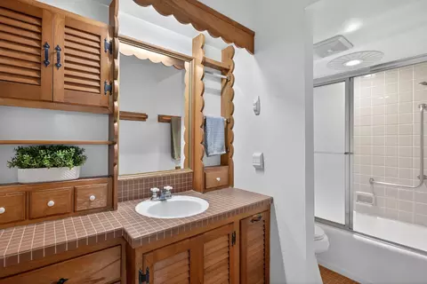 Bath - 1616 Cascade Ct, Jackson, MI 49203 photo 1 of 5