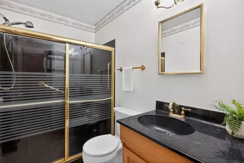 Bath - 1616 Cascade Ct, Jackson, MI 49203 photo 4 of 5