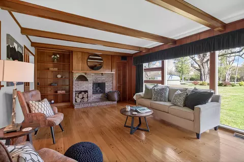 Living - 1616 Cascade Ct, Jackson, MI 49203 photo 5 of 6