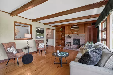 Living - 1616 Cascade Ct, Jackson, MI 49203 photo 6 of 6
