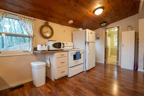 Kitchen - 9572 S Oxeye Ave, Baldwin, MI 49304 photo 4 of 4