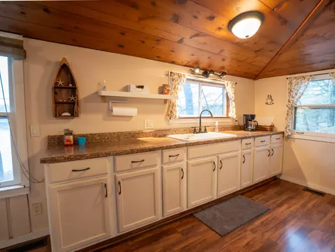 Kitchen - 9572 S Oxeye Ave, Baldwin, MI 49304 photo 3 of 4