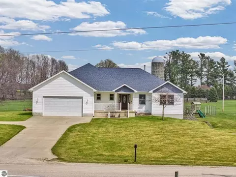 8965 S 35 Rd, Cadillac, MI 49601