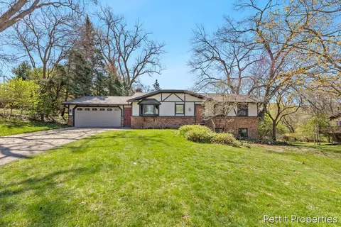 2160 Fox Ridge Dr NE, Grand Rapids, MI 49505