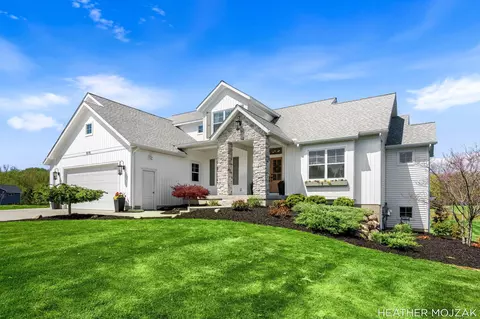 8115 Hanna Lake Ave SE, Caledonia, MI 49316