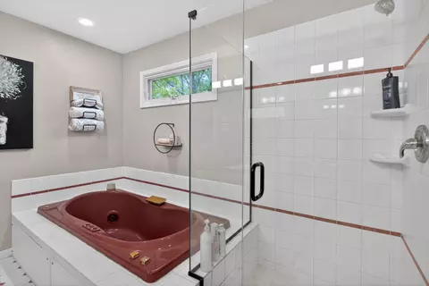 Bath - 4809 Stonewood Dr, Jackson, MI 49201 photo 4 of 6