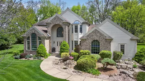 Exterior - 4809 Stonewood Dr, Jackson, MI 49201 photo 3 of 18