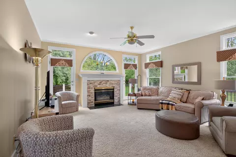 Living - 4809 Stonewood Dr, Jackson, MI 49201 photo 3 of 6