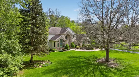 Exterior - 4809 Stonewood Dr, Jackson, MI 49201 photo 16 of 18