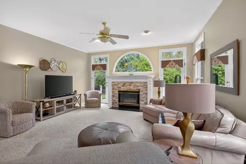 Living - 4809 Stonewood Dr, Jackson, MI 49201 photo 4 of 6