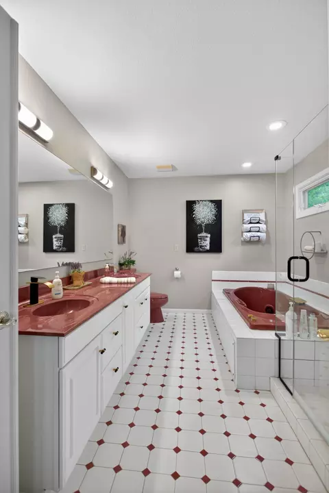 Bath - 4809 Stonewood Dr, Jackson, MI 49201 photo 2 of 6