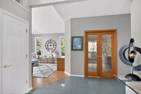 Entry Way - 4809 Stonewood Dr, Jackson, MI 49201 photo 4 of 8