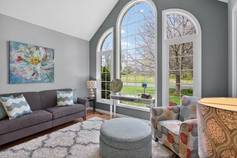 Living - 4809 Stonewood Dr, Jackson, MI 49201 photo 2 of 6