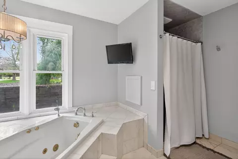Bath - 4530 Eagle Dr, Jackson, MI 49201 photo 4 of 7