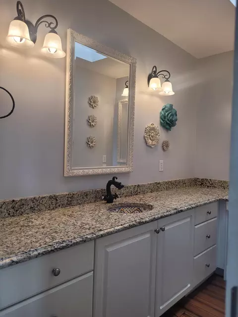 Bath - 4530 Eagle Dr, Jackson, MI 49201 photo 6 of 7