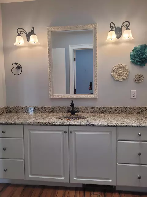 Bath - 4530 Eagle Dr, Jackson, MI 49201 photo 5 of 7