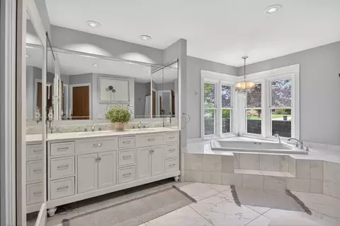 Bath - 4530 Eagle Dr, Jackson, MI 49201 photo 2 of 7