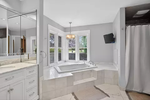 Bath - 4530 Eagle Dr, Jackson, MI 49201 photo 3 of 7
