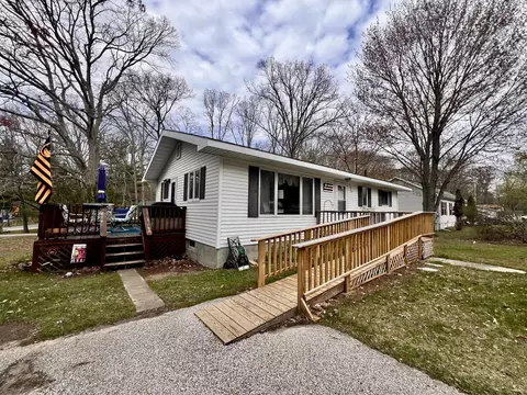 6596 W Virnetta Dr, Ludington, MI 49431