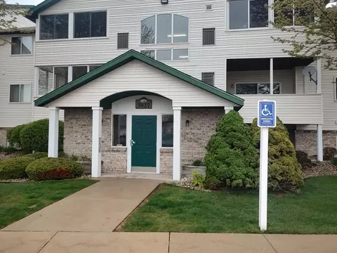 5827 Crosswinds Dr #13, Norton Shores, MI 49444