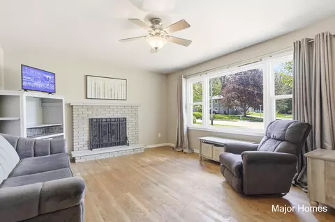 Living - 6846 Aleda Ave SE, Grand Rapids, MI 49508 photo 2 of 5