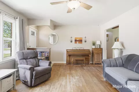 Living - 6846 Aleda Ave SE, Grand Rapids, MI 49508 photo 4 of 5
