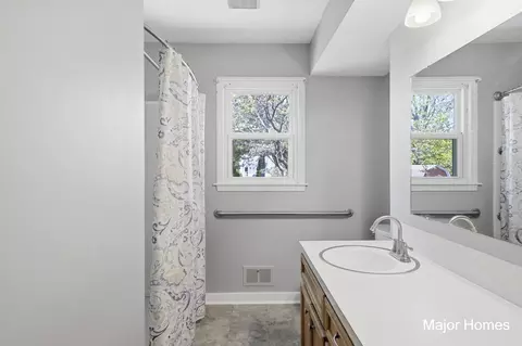Bath - 6846 Aleda Ave SE, Grand Rapids, MI 49508 photo 1 of 3
