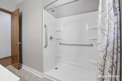 Bath - 6846 Aleda Ave SE, Grand Rapids, MI 49508 photo 2 of 3