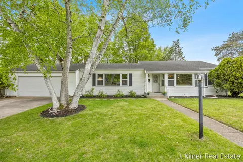 722 N Hudson St SE, Lowell, MI 49331
