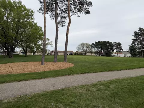 2556 Van Ommen Dr, Holland, MI 49424
