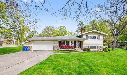 408 Cherokee Dr, Fremont, MI 49412
