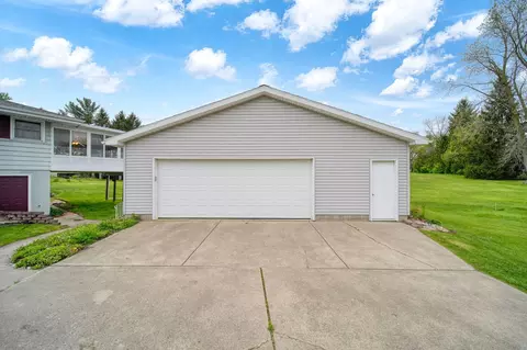 Exterior - 4024 County Farm Rd, Jackson, MI 49201 photo 7 of 13