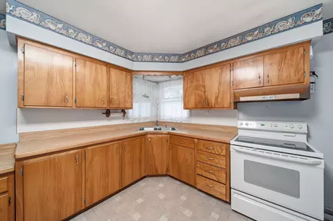 Kitchen - 4024 County Farm Rd, Jackson, MI 49201 photo 2 of 3