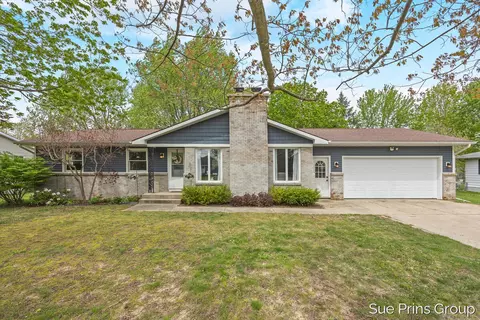 2595 Rosewood St, Jenison, MI 49428