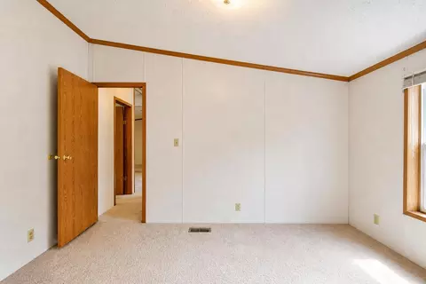 Bedroom - 2900 Pointer Dr, Saginaw, MI 48609 photo 22 of 23