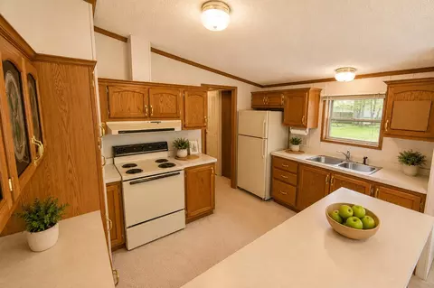 Kitchen - 2900 Pointer Dr, Saginaw, MI 48609 photo 4 of 5