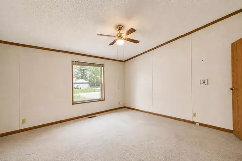 Bedroom - 2900 Pointer Dr, Saginaw, MI 48609 photo 8 of 23
