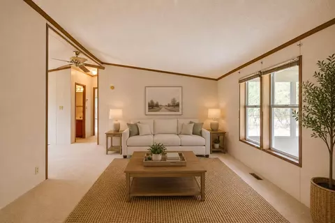 Living - 2900 Pointer Dr, Saginaw, MI 48609 photo 4 of 7