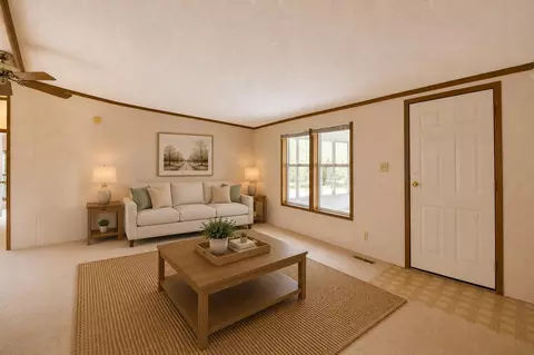 Living - 2900 Pointer Dr, Saginaw, MI 48609 photo 5 of 7
