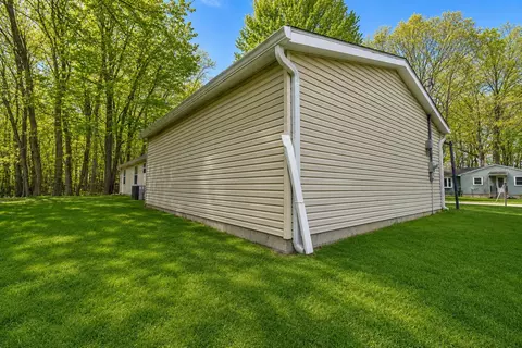 Exterior - 2900 Pointer Dr, Saginaw, MI 48609 photo 7 of 9